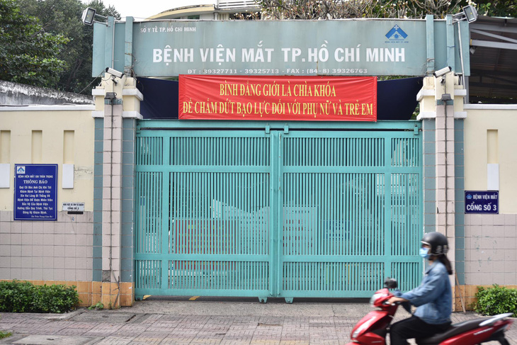 Bệnh viện Mắt TP.HCM và Bệnh viện quận Tân Bình xét nghiệm khẩn cấp cho nhân viên - Ảnh 1.