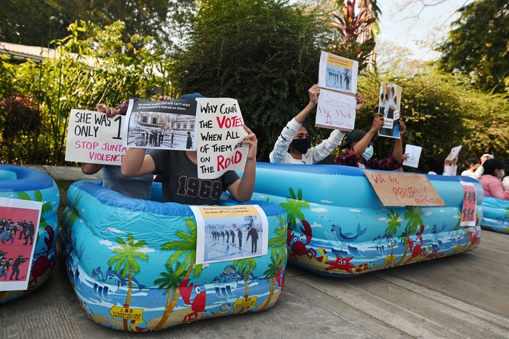 Vì sao dân Myanmar cởi trần, mặc bikini biểu tình trước Đại sứ quán Trung Quốc? - Ảnh 9.