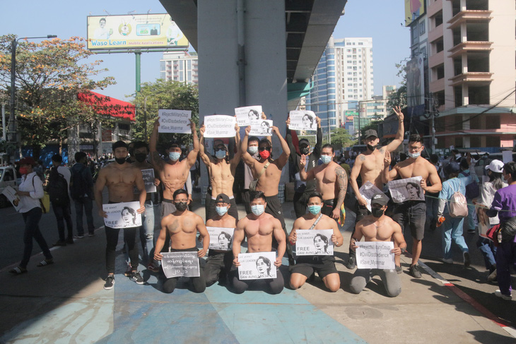 Vì sao dân Myanmar cởi trần, mặc bikini biểu tình trước Đại sứ quán Trung Quốc? - Ảnh 6.