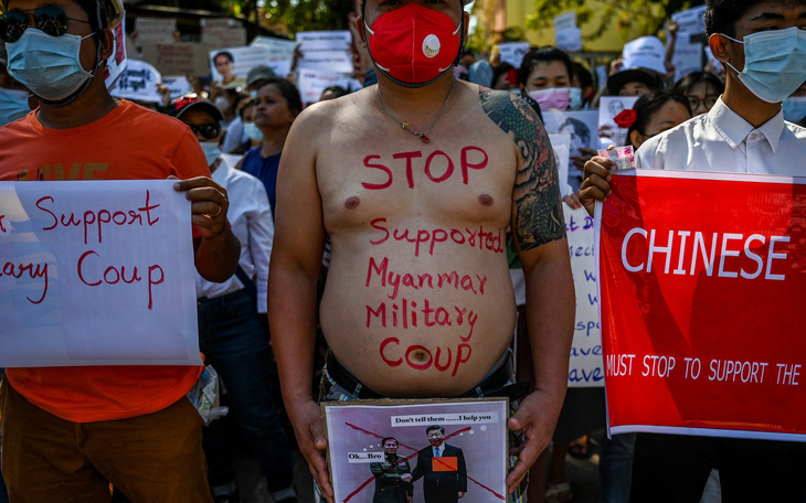 Vì sao dân Myanmar cởi trần, mặc bikini biểu tình trước Đại sứ quán Trung Quốc?