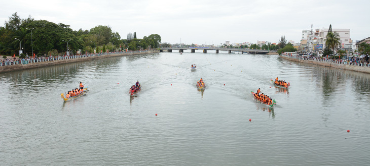 Phan Thiết ngưng tổ chức đua thuyền trên sông Cà Ty - Ảnh 1.