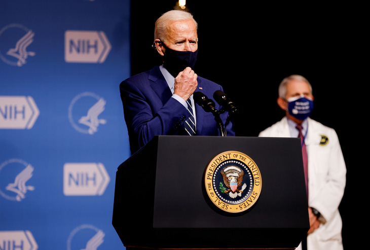 Ông Biden chỉ trích ông Trump không chuẩn bị tốt chương trình tiêm COVID-19
