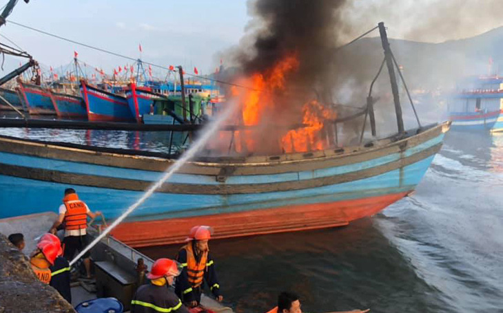 Mùng 3 Tết, 3 tàu cá ở cảng cá Thọ Quang bốc cháy dữ dội