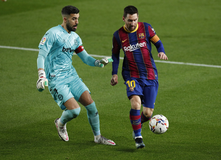 Hai lần sút xa ghi bàn đẹp mắt, Messi giúp Barca vùi dập Alaves - Ảnh 1.