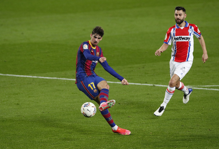 Hai lần sút xa ghi bàn đẹp mắt, Messi giúp Barca vùi dập Alaves - Ảnh 2.