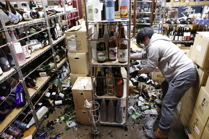 Động đất 7,3 độ Richter tại Nhật, đất đá phủ cả cao tốc, 1 triệu người chịu cảnh mất điện - Ảnh 1.