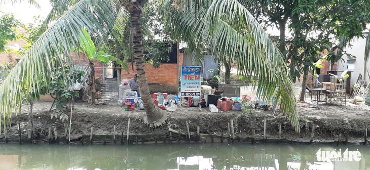 Phà quay đầu va đuôi vào bờ, 6 căn nhà lọt xuống sông trưa mùng 3 Tết - Ảnh 8.