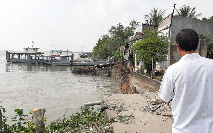 Phà quay đầu va đuôi vào bờ, 6 căn nhà lọt xuống sông trưa mùng 3 Tết