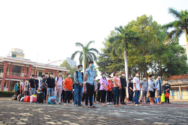 354 sinh viên ĐH Thủ Dầu Một được về nhà sau cái Tết trong khu cách ly - Ảnh 4.