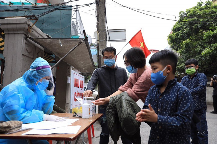 Hà Nội lấy mẫu xét nghiệm cho tất cả người về từ vùng dịch ở 12 tỉnh thành - Ảnh 1.