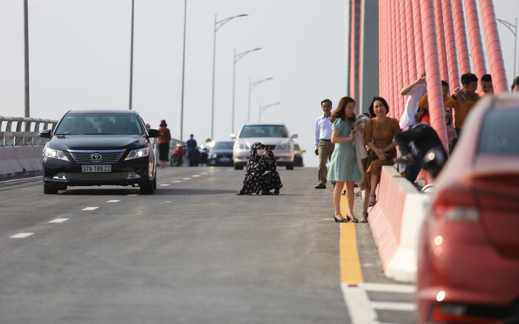 Cây cầu lớn nối liền hai tỉnh thành nơi chụp ảnh "check in" bát nháo