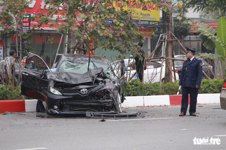 Ôtô lộn nhào, nát đầu sau khi đâm liên tiếp 4 xe khác chiều mùng 5 Tết - Ảnh 6.