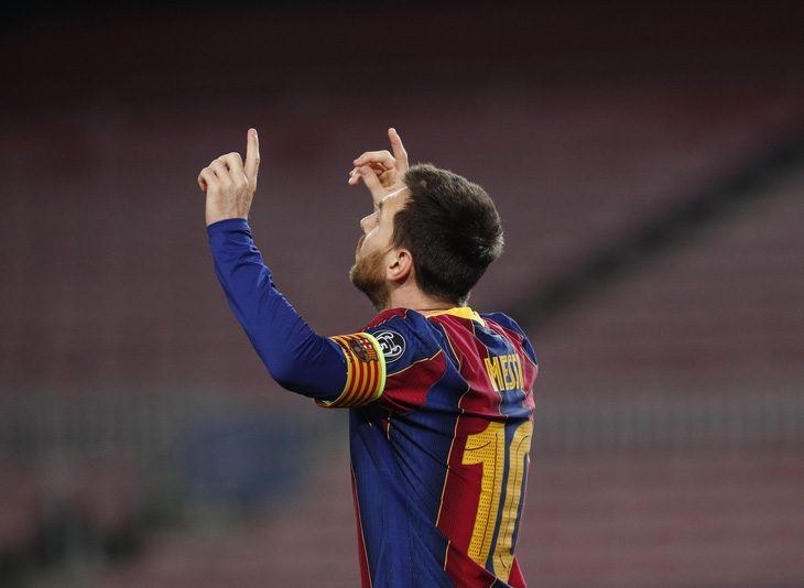 Messi cân bằng kỷ lục của Raul - Ảnh 1.