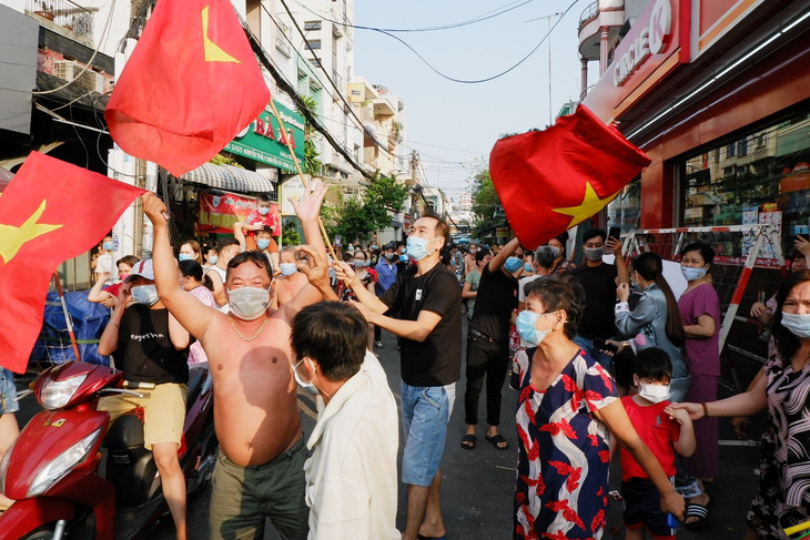 Khu Mả Lạng sau phong tỏa: ‘Hạnh phúc vì góp sức mang lại không khí tết cho bà con’ - Ảnh 1.