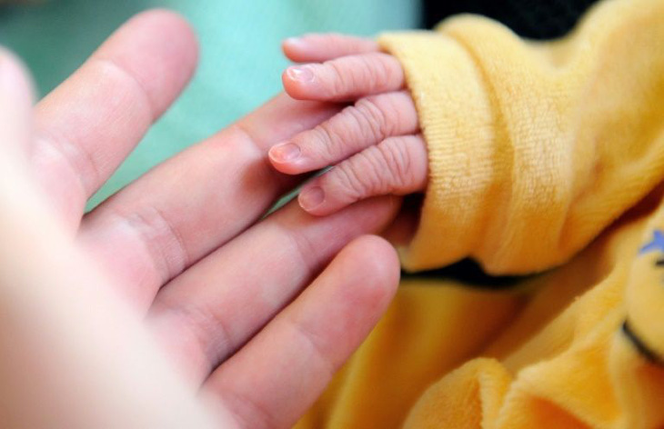 Em bé sinh ra sau ca cấy ghép tử cung cực kỳ hiếm trên thế giới - Ảnh 1.