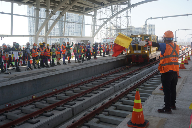 Bắt đầu kéo cáp điện cho toàn tuyến metro số 1 Bến Thành - Suối Tiên - Ảnh 2.