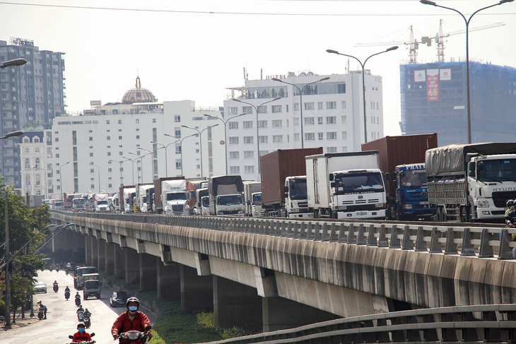 Cầu Phú Mỹ kẹt nhiều giờ do xe tải hỏng và xe container va quẹt taxi - Ảnh 5.