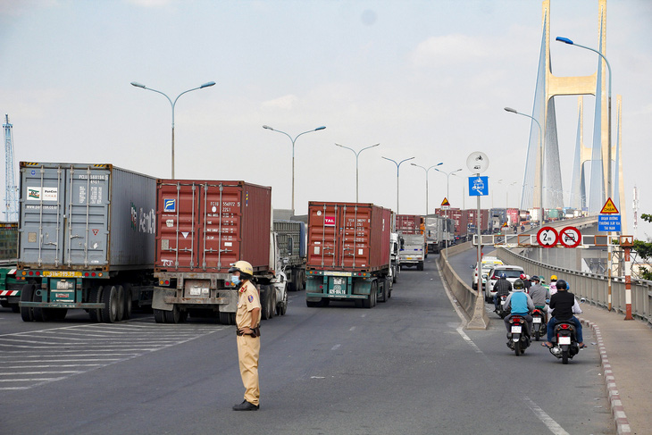 Cầu Phú Mỹ kẹt nhiều giờ do xe tải hỏng và xe container va quẹt taxi - Ảnh 4.