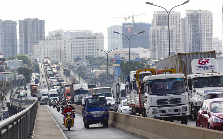 Cầu Phú Mỹ kẹt nhiều giờ do xe tải hỏng và xe container va quẹt taxi