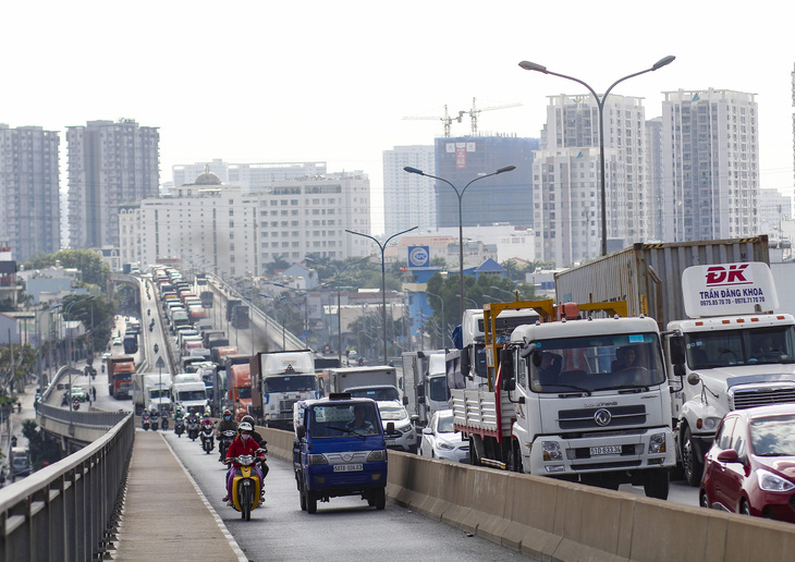 Cầu Phú Mỹ kẹt nhiều giờ do xe tải hỏng và xe container va quẹt taxi - Ảnh 2.