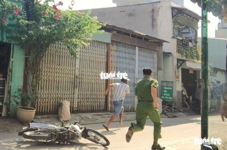 Công an TP.HCM truy tìm nghi phạm cướp giật tài sản ở quận Tân Bình - Ảnh 1.