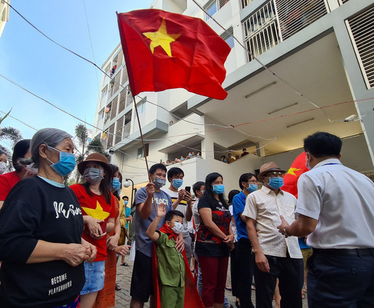 Dân Bình Dương reo hò, vẫy cờ khi điểm phong tỏa cuối cùng tại Ehome 4 được dỡ bỏ - Ảnh 1.