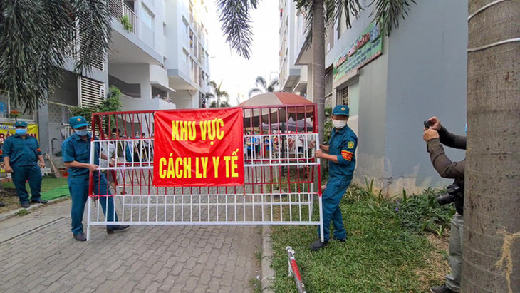 Không được vào khu phong tỏa lấy đồ, một người dùng sắt đập phá chốt bảo vệ - Ảnh 1.