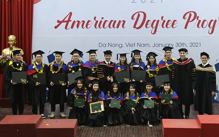 Sinh viên Duy Tân nhận bằng của các đại học Mỹ qua du học tại chỗ - Ảnh 3.