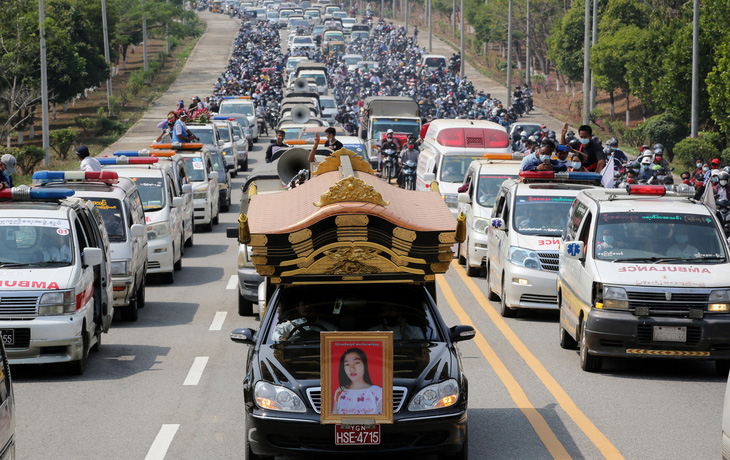 Người dân Myanmar đưa tiễn nữ anh hùng tuổi 20 - Ảnh 1.
