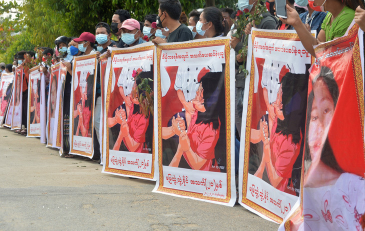 Người dân Myanmar đưa tiễn nữ anh hùng tuổi 20 - Ảnh 3.
