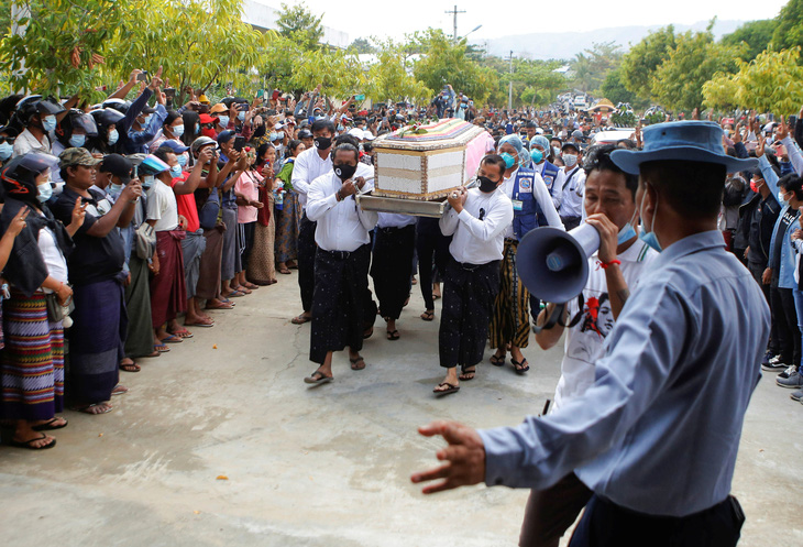 Người dân Myanmar đưa tiễn nữ anh hùng tuổi 20 - Ảnh 5.