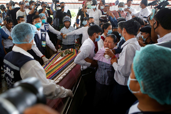 Người dân Myanmar đưa tiễn nữ anh hùng tuổi 20 - Ảnh 6.