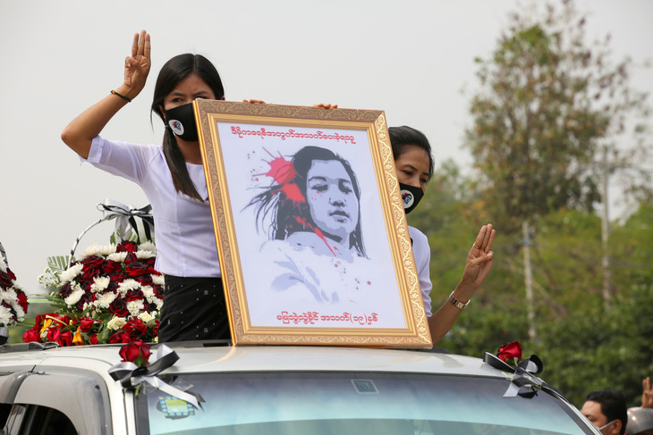 Người dân Myanmar đưa tiễn nữ anh hùng tuổi 20 - Ảnh 2.