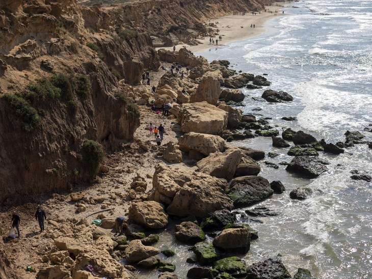 Sự cố tràn dầu thảm họa, Israel đóng cửa toàn bộ bãi biển Địa Trung Hải - Ảnh 1.