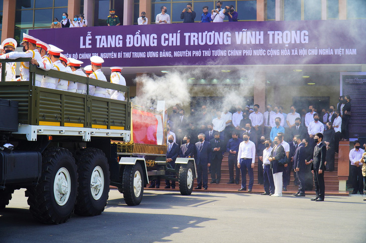 Xúc động hàng ngàn người dân tiễn đưa nguyên Phó thủ tướng Trương Vĩnh Trọng về nơi an nghỉ - Ảnh 5.