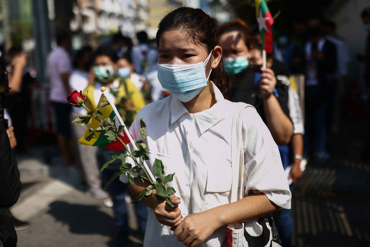 Myanmar: Hàng triệu người dân xuống đường dù bị đe dọa có thêm người chết - Ảnh 1.