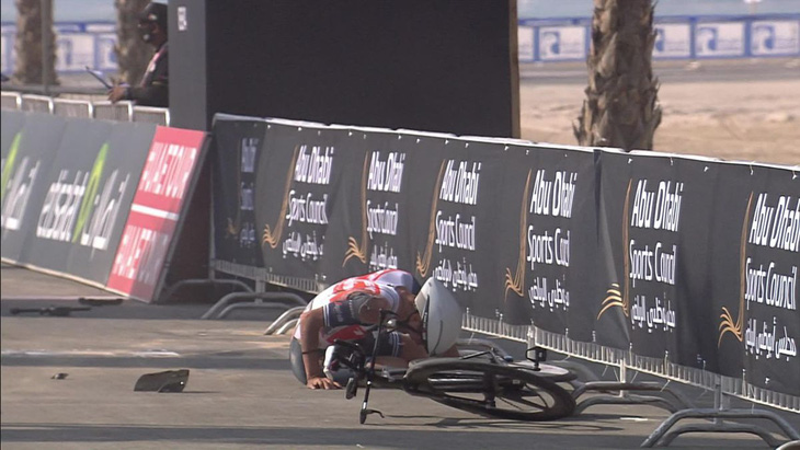 Video: Pha về đích đau đớn của tay đua 19 tuổi Antonio Tiberi - Ảnh 2.