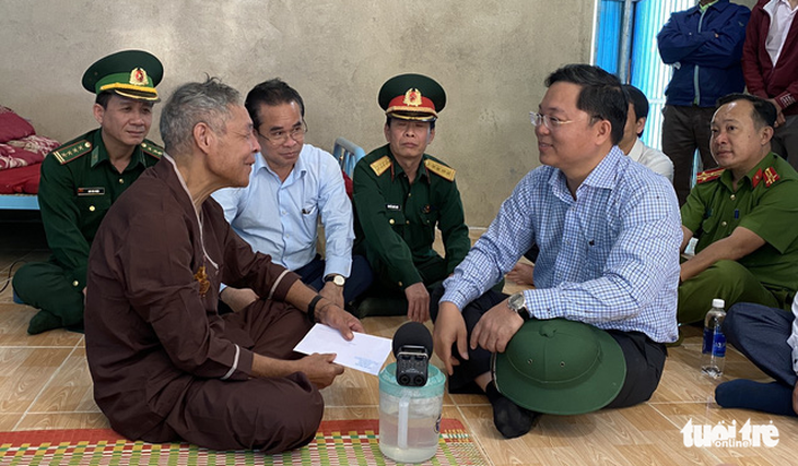 Chủ tịch Quảng Nam ăn trưa cùng người dân vùng sạt lở ngày đầu xuân - Ảnh 3.