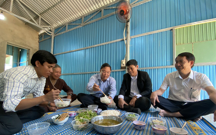 Chủ tịch Quảng Nam ăn trưa cùng người dân vùng sạt lở ngày đầu xuân