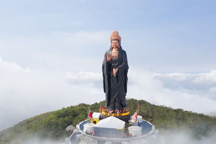 Những điều thú vị về tượng Phật Bà bằng đồng cao nhất châu Á trên đỉnh núi Bà Đen - Ảnh 5.