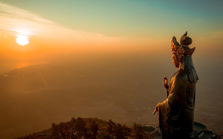 Những điều thú vị về tượng Phật Bà bằng đồng cao nhất châu Á trên đỉnh núi Bà Đen