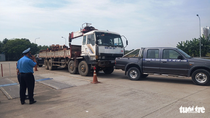TP.HCM kiểm tra tải trọng xe tải đột xuất - Ảnh 1.