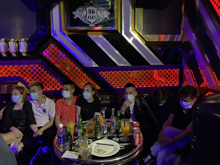 Phát hiện 28 người dương tính với ma túy trong một quán karaoke - Ảnh 1.