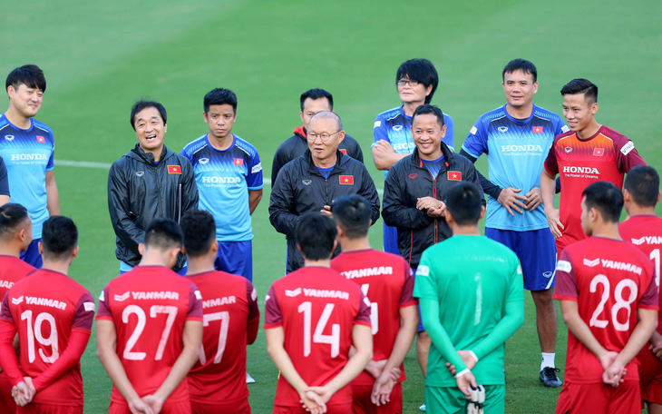 Đội tuyển Việt Nam chuẩn bị vòng loại World Cup 2022: Mong V-League sớm trở lại