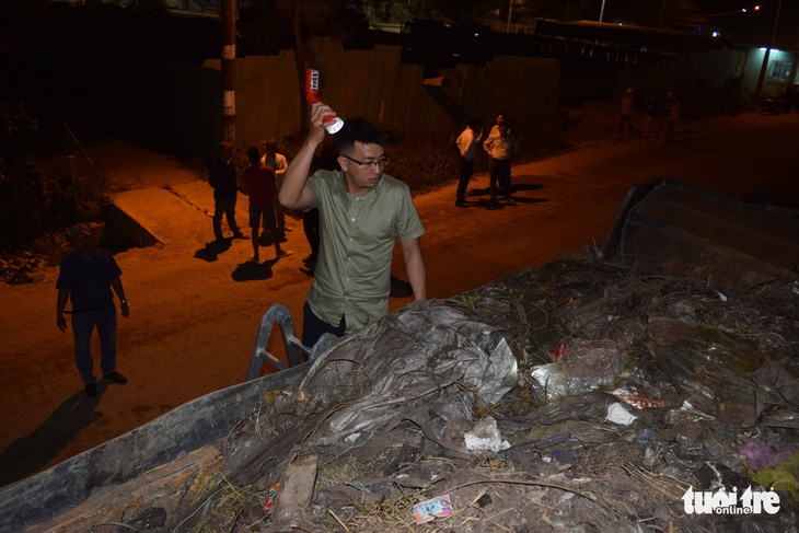 Đà Nẵng: Không hợp đồng, cả đoàn xe ben chở rác vẫn đòi vào bãi rác Khánh Sơn - Ảnh 2.