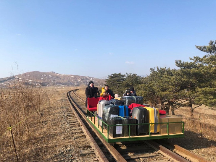 Các nhà ngoại giao Nga rời Triều Tiên bằng xe đẩy đường sắt - Ảnh 1.