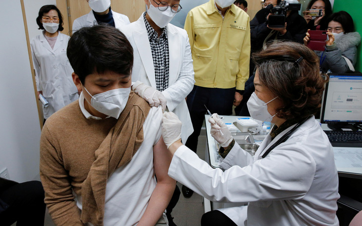 Hàn Quốc bắt đầu tiêm vắc xin AstraZeneca, đặt mục tiêu miễn dịch cộng đồng vào tháng 11