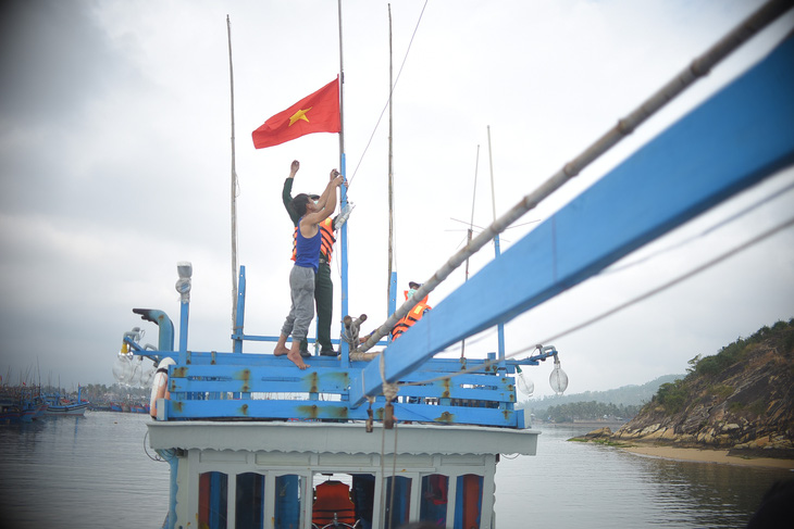 Phát thuốc, trao cờ Tổ quốc cho ngư dân Bình Định - Ảnh 2.