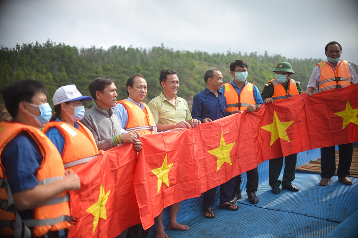 Phát thuốc, trao cờ Tổ quốc cho ngư dân Bình Định - Ảnh 1.