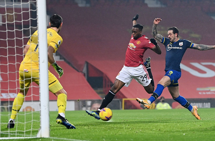 Đại thắng Southampton 9-0, Man Utd bắt kịp Man City trên ngôi đầu - Ảnh 2.
